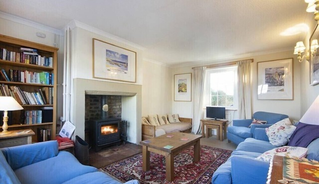ST MARYS COTTAGES NO4, pet friendly in Low Newton-By-The-Sea