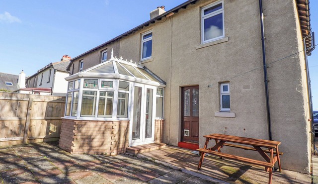 ST MARYS COTTAGES NO1, pet friendly in Low Newton-By-The-Sea