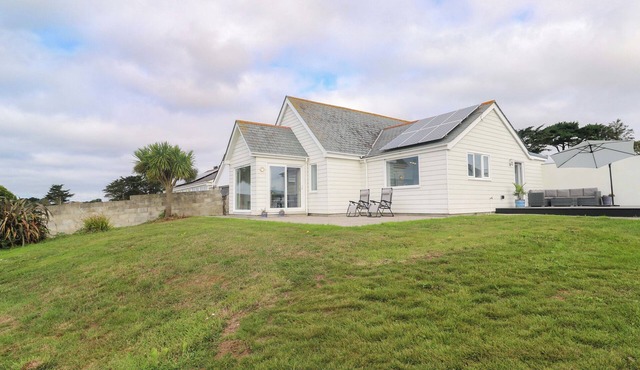 ST MARYS, pet friendly, character holiday cottage in Praa Sands