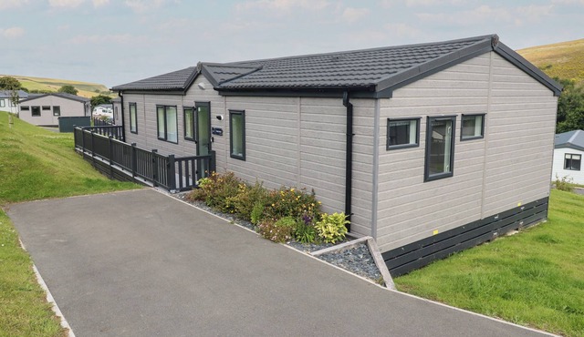 ST MAWGAN'S COVE 20, pet friendly, with a garden in Mawgan Porth