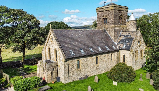 ST MICHAEL ON THE HILL, family friendly, with hot tub in Rossendale