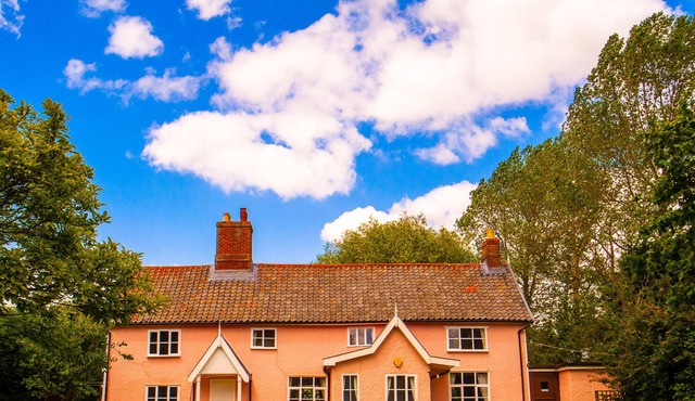 ST MICHAEL'S HOUSE, pet friendly in St Michael South Elmham