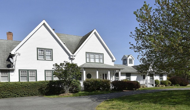 ST. MICHAELS ESTATE OFFERS WATERFRONT POOL, PIER, DOCK AND 15 ACSnPET FRIENDLY