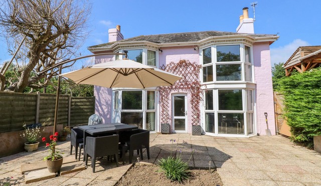 ST. MICHAEL’S HOUSE, pet friendly, with a garden in St Helens