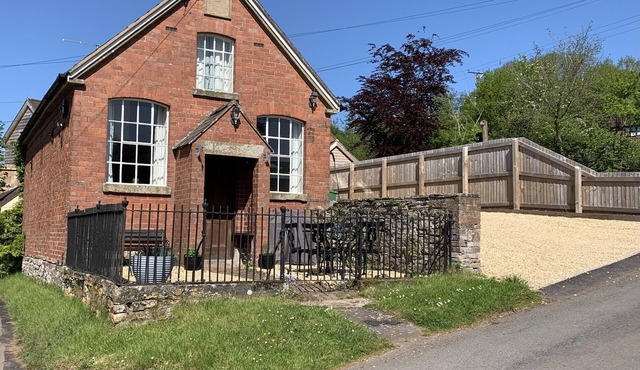 St Milburga Chapel - luxury holiday cottage with free EV charger