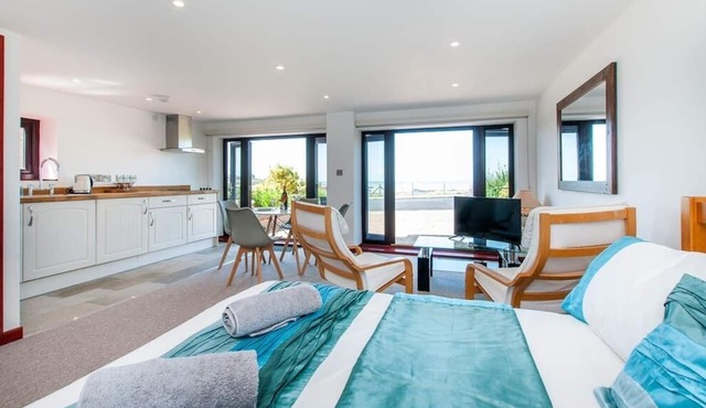 St Mildreds Bay Annex Retreat w/ Sea Views