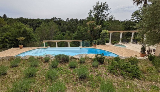 St Paul en Foret, maisonette 2/4 persons, swimming pool + jacuzzi