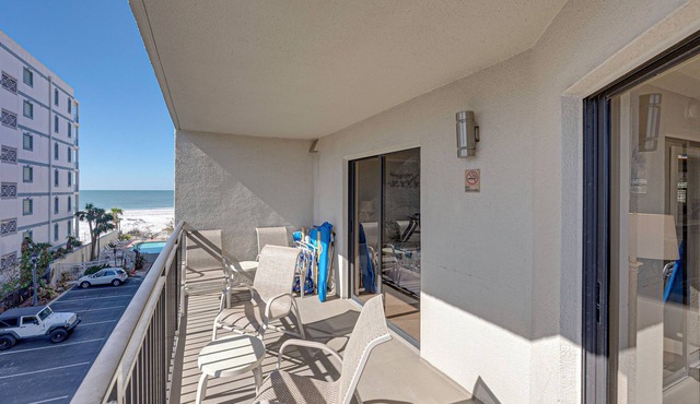 St Pete Beach 2BR | Beachfront Pool + Jacuzzi