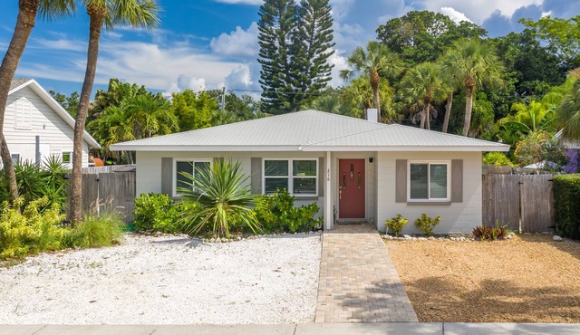 St. Pete Beach Pool Home - Quick Walk to Beach & Sunset! Min stay is 30 days