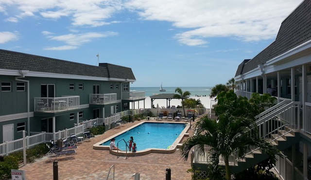 St. Pete Beach - Walk Out To The Sand - Kitchen Pool Wifi & Laundry