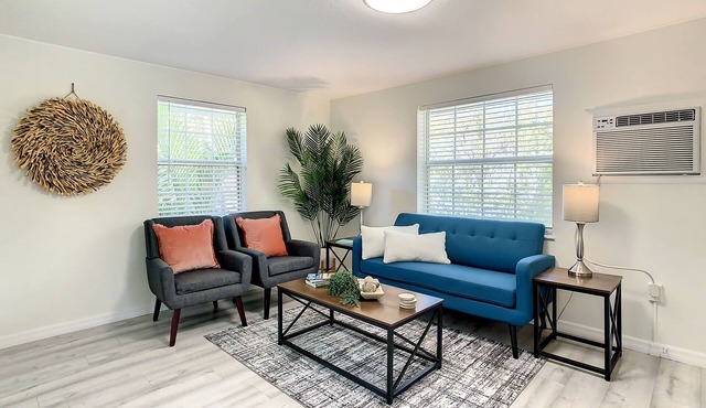 St Pete Charm! 2bd/1ba walk downtown Sunny 2nd Flr
