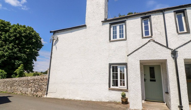 ST. PETERS COTTAGE, pet friendly, with a garden in Milnthorpe