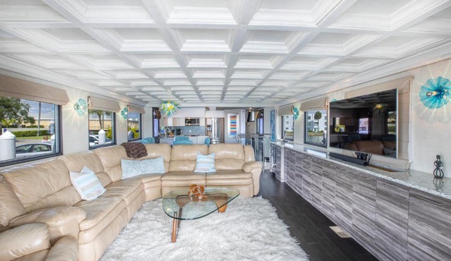 St Petersburg Luxury Yacht Sleeps 8