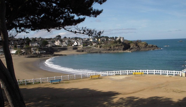 St Quay Portrieux apartment T2, south terrace.50m from the beach,private parking