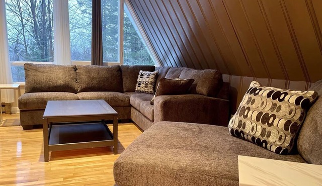 St Sauveur Chalet retreat, w/Fireplace & SAUNA, mins from St Sauveur ski hills!
