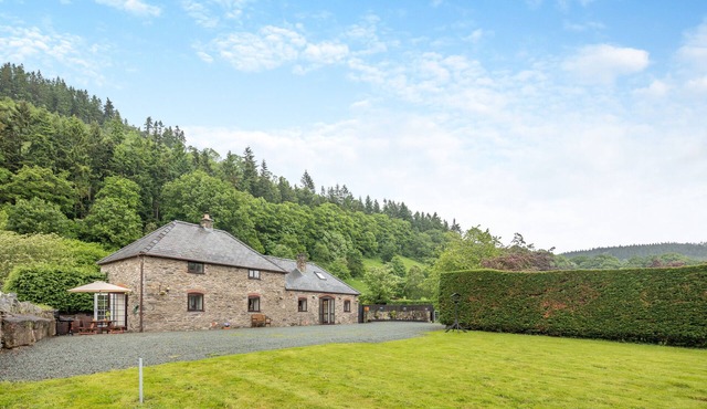 Stabl Y Ddol - Four Bedroom House, Sleeps 6