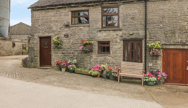 STABLE BARN, pet friendly in Wetton