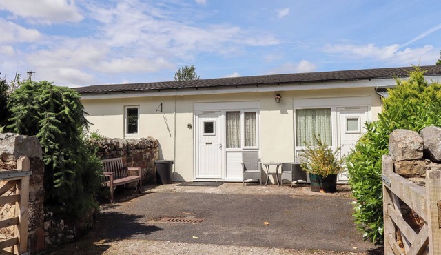 STABLE COTTAGE, pet friendly, with a garden in Otterburn