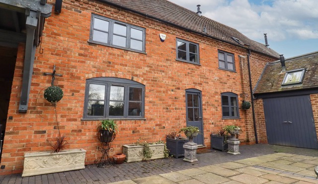 STABLE COTTAGE, family friendly, with open fire in Welford-On-Avon