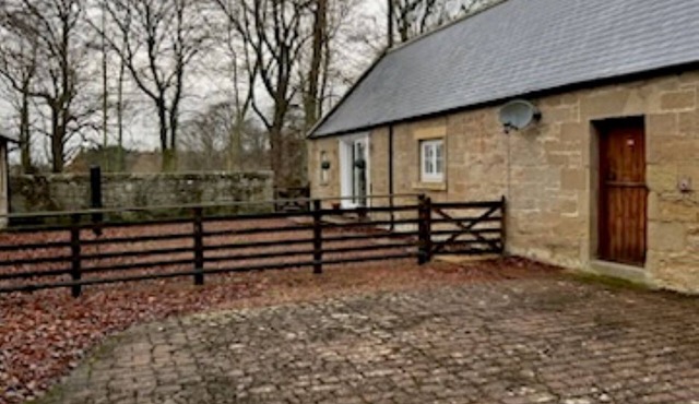 Stable Cottage - spacious one level cottage with private courtyard.