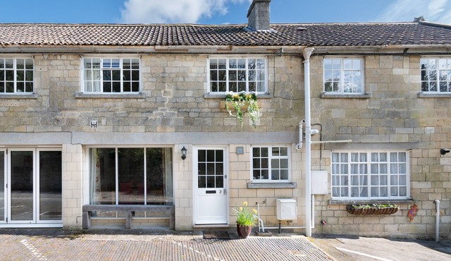 Stable Cottage, Freshford just 10mins by train and 15mins by car from Bath