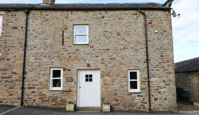 STABLE COTTAGE, pet friendly, with hot tub in Barnard Castle
