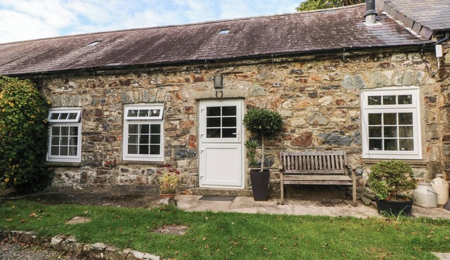 STABLE COTTAGE, pet friendly, with pool in Maenclochog