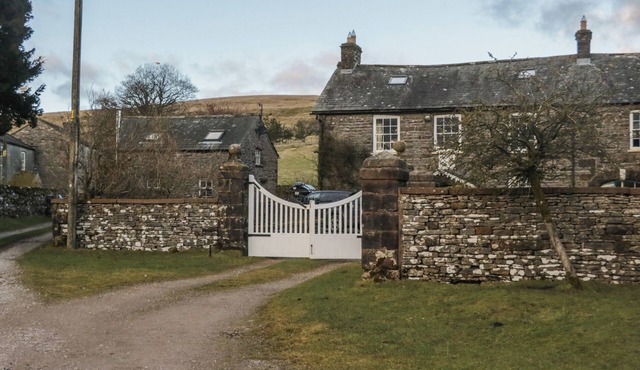 STABLE COTTAGE, pet friendly, with open fire in Ravenstonedale