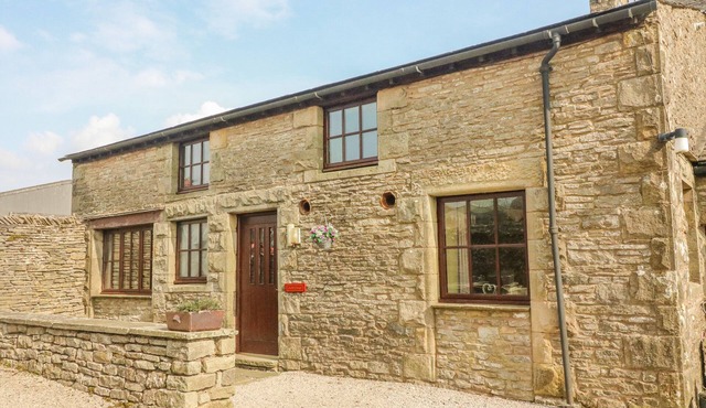 STABLE COTTAGE, pet friendly, with a garden in Newbiggin-On-Lune