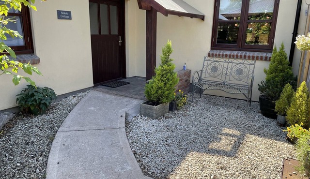 STABLE COTTAGE, pet friendly, character holiday cottage in Shipham