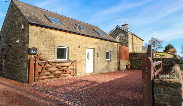 STABLE COTTAGE, pet friendly, with a garden in Hallbankgate