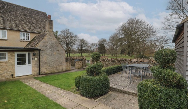 STABLE COTTAGE, pet friendly, with a garden in Lechlade-On-Thames