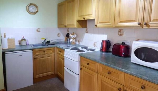 STABLE COTTAGE, pet friendly, character holiday cottage in Levisham