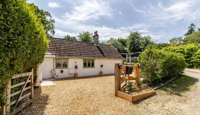STABLE COTTAGE, pet friendly, character holiday cottage in Burley