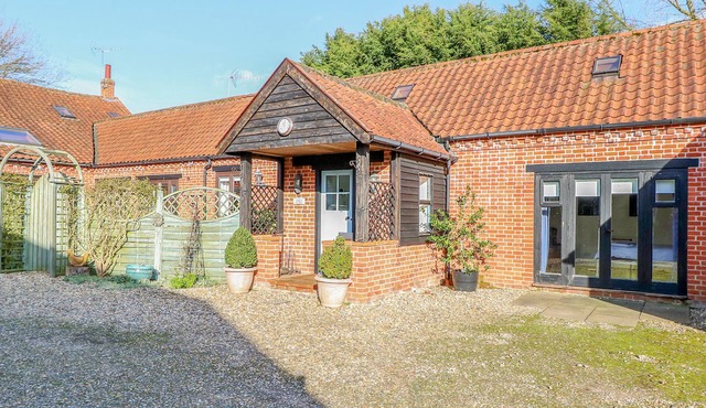 STABLE COTTAGE, pet friendly, character holiday cottage in Necton