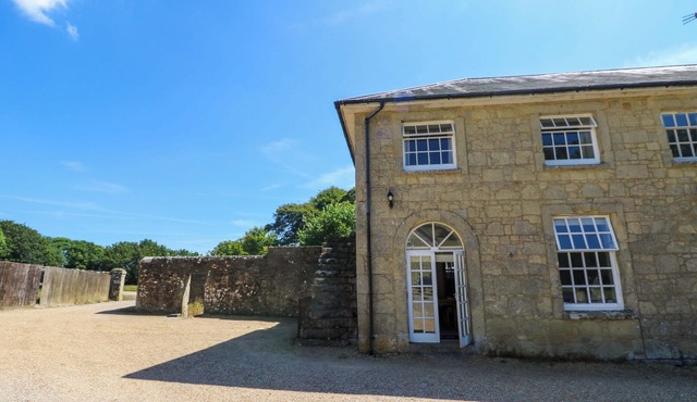 STABLE COTTAGE, pet friendly, with a garden in Wroxall