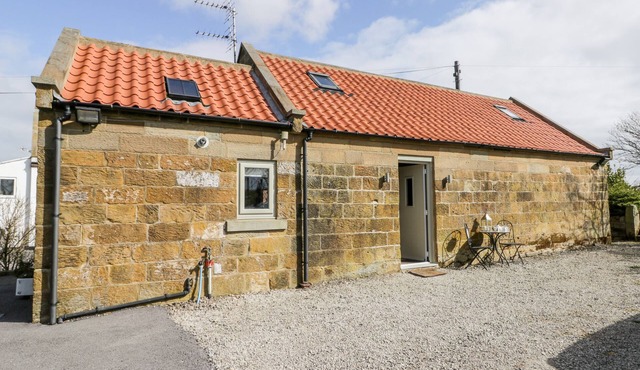 STABLE COTTAGE, pet friendly, with a garden in Fylingdales