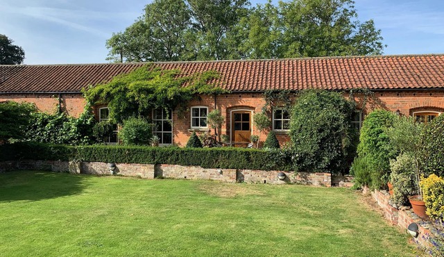 STABLE COTTAGE, pet friendly, luxury holiday cottage in Withernwick