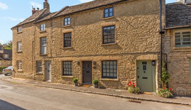 STABLE COTTAGE, pet friendly in Northleach
