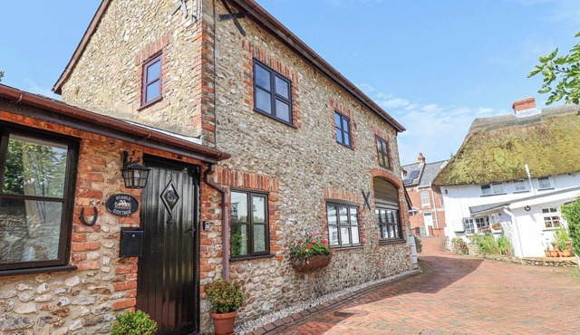 STABLE COTTAGE, romantic, character holiday cottage in Colyton