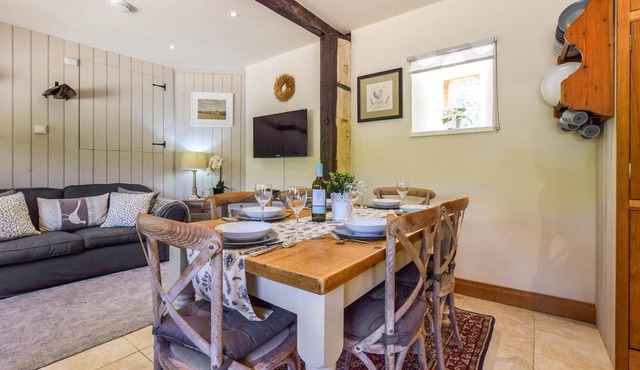 Stable Cottage - sleeps 6 guests in 3 bedrooms