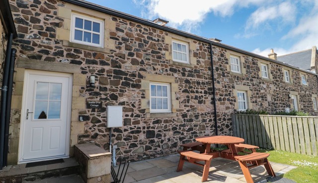 STABLE D'OR, pet friendly, with pool in Embleton