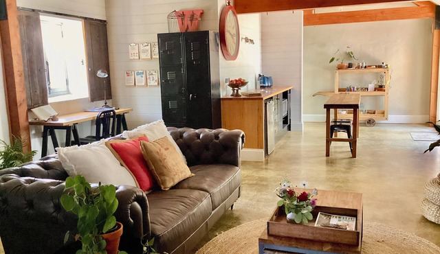 STABLE DOOR in Lara " You Yangs " 10 mins to the Spirit