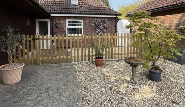 STABLE END COTTAGE, pet friendly, with a garden in Horncastle
