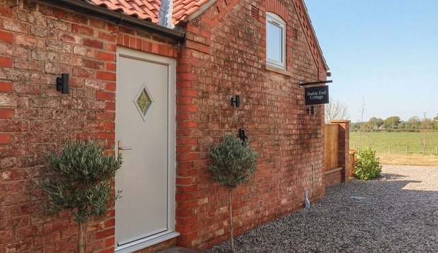 STABLE END COTTAGE, with a garden in Wilberfoss
