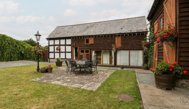 STABLE END, family friendly, character holiday cottage in Luntley