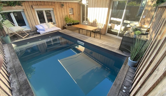 Stable near Bordeaux with swimming pool