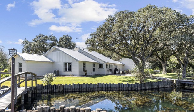 Stable Oaks with PARTY BARN, pond, firepits on 5 acres!