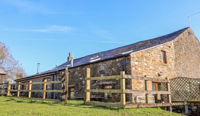 STABLE VIEW COTTAGE, pet friendly, with hot tub in Bolton-By-Bowland