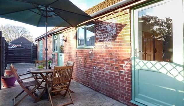 STABLE VIEW, pet friendly, character holiday cottage in Hingham